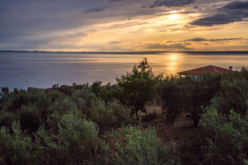 Sonnenuntergang über der Ägäis in Chalkidiki in Griechenland