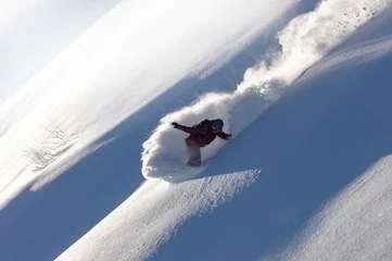 Fotobehang Extreme snowboarders hebben plezier in verse poedersneeuw off-piste in witte bergen. Pro rider snowboarden en snijden van vers gevallen sneeuw in bergwildernis. winter extreme sporten achtergrond © Wlad Go
