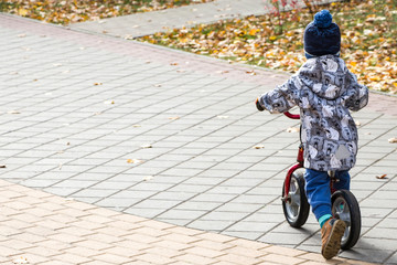Naklejka premium Young cyclist on a walk. Healthy lifestyle. Traffic. Bike ride. Childhood and family.