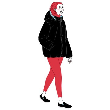 ダウンジャケットを着て街中を歩く若い女性
