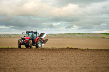 Obraz premium beau paysage avec un agriculteur labourant ses champs en automne