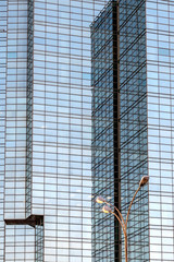 Obraz premium Glass wall of a modern building as background