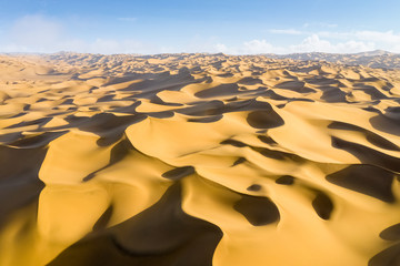 prachtig woestijnlandschap in de schemering