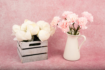 Claveles rosas y peonías blancas.