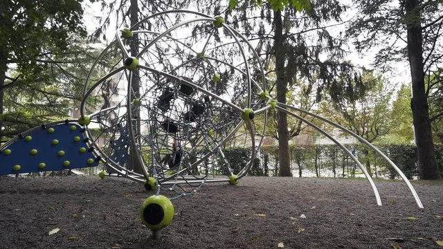 una bambina che gioca sulla giostra 