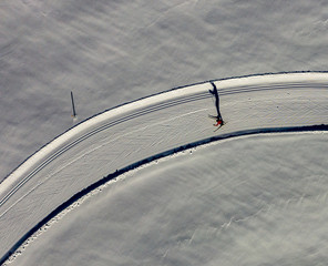 Ski Langläufer in der Schweiz , Luftaufnahme - 296479957