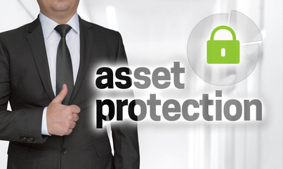 Asset Protection Konzept und Geschäftsmann mit Daumen hoch.