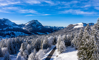 Winter Berg Landschaft. Luftaufnahme von verschneiter Strasse - 296481391