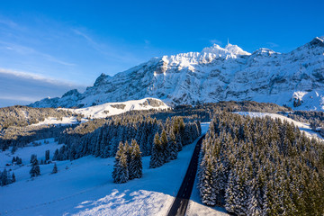 Weihnachts ferien hintergrund. Winter Alpen landschaft - 296482125