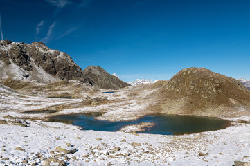Obraz premium Macun Lakes in autumn with the first snow