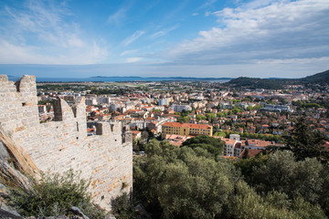 Fototapeta na wymiar Panorama de la ville de Hyères et ruines du vieux château