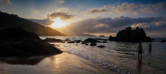  Puesta de sol panorámica en la playa de Laida, Vizcaya, País vasco, España