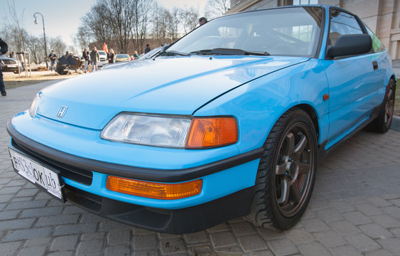 Blue sporty Honda Civic CRX stands parked