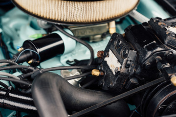 moteur de vieille voiture avec un turbo et les câbles