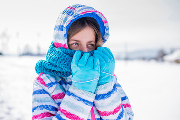 Mädchen friert im Winter