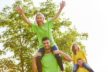 Freunde haben Spaß beim huckepack reiten