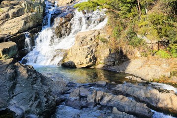 勢いを感じる滝と岩々