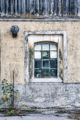 Fenster an einem verfallenen Gutshof