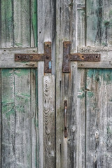 Holztor eines alten Gutshofs