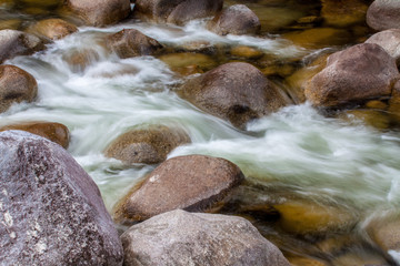 Naklejka na ściany i meble Steine im Fluss mit Wasser