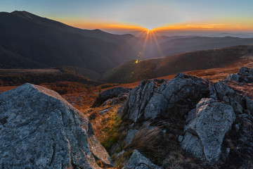 Obraz premium Urocza jesień w pasmach górskich w ukraińskich Karpatach z pięknymi krajobrazami wędrownymi