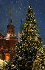 Obraz premium Festive Christmas tree and Kremlin towers in winter snowing night. Christmas festive fair in Moscow. Christmas and new year winter holiday background. copy space