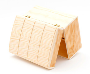 Kleine Schatzkiste aus Holz, auf weißen Hintergrund.