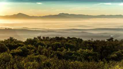 Amanecer entre montañas en la sierra de Adamúz, Andalucia