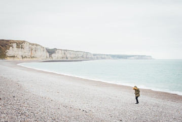 un femme marchant sur une plage de Normandie. une touriste visitant les plages et les falaises de...