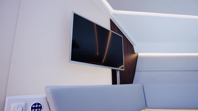 Fernseher im Innenraum von Yacht - TV in the Inner Space of a Yacht