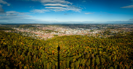 Stuttgart Großstadt mit Wald und Fernsehturm © Bernd Schmidt