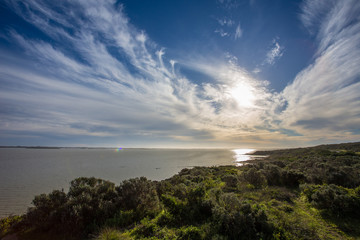 Blick von Bergen auf Meer und Himmel