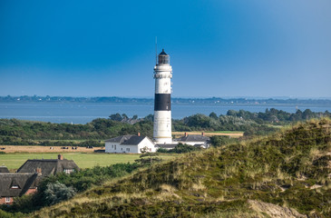 Fototapeta na wymiar Wahrzeichen: Bekannter Leuchtturm von Kampen auf der Insel Sylt von oben mit blauem Himmel im Sommer