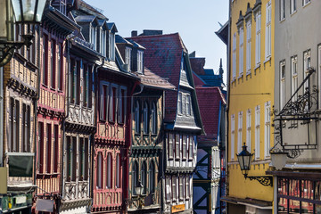Marburg Altstadt in Hessen Wettergasse Giebel entzerrt sonnig