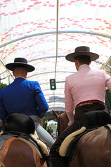 pareja de jinetes andaluces montados a caballo feria de almeria 4M0A7034-as19