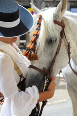 mujer jinete andaluza amazona acariciando al caballo feria de almeria 4M0A7040-as19