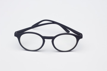 Gafas clásicas con cristales graduados, montura de plástico de color negro, sobre fondo negro