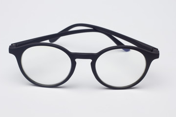 Gafas clásicas con cristales graduados, montura de plástico de color negro, sobre fondo negro