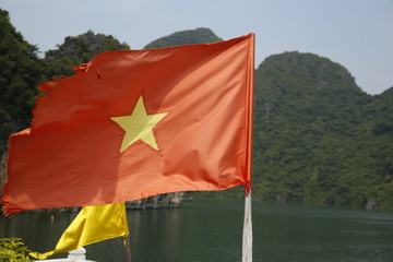 Halong Bay, Vietnam »; August 2017: The flag of Vietnam on a ship in Ha-Long Bay