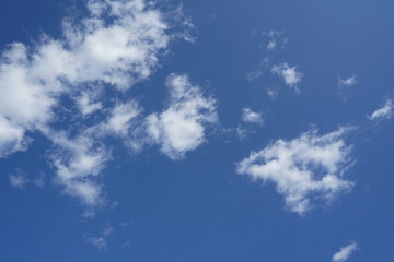 Obraz premium Large white fluffy clouds with a beautiful blue sky.