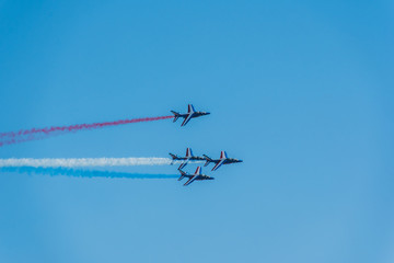 Démonstration des 9 alphajets de la patrouille de France
