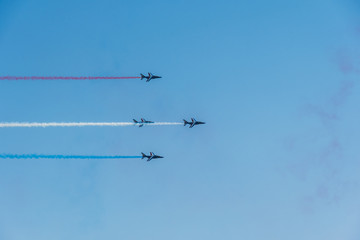 Démonstration des 9 alphajets de la patrouille de France