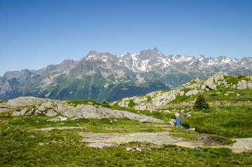 un paysage de montagne. Les Alpes françaises. Un ruisseau dans un paysage de montagne.