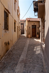 Fototapeta na wymiar abandoned alley in sunny rethymno