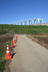 道路工事予定地と鉄橋風景