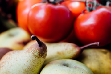 tomates et poires. fruits et légumes. 
