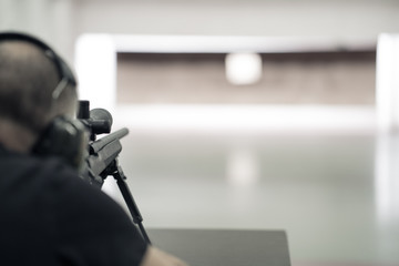 Scharfschütze Mann von hinten zielt auf Zielscheibe geblurrt Var. 2