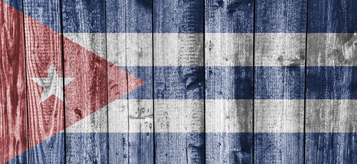 Fototapeta na wymiar Fahne von Kuba auf verwittertem Holz