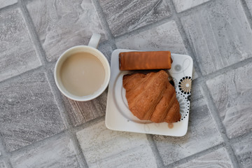 Hot chicory with milk and croissant