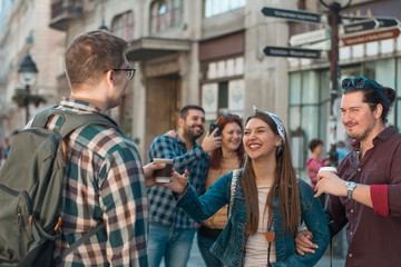 Obraz premium Group of tourists sightseeing the city